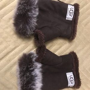 UGG gloves.